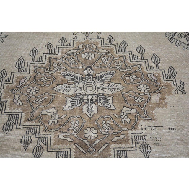 1950s Vintage Turkish Anatolian Hand Knotted Wool Rug, 4'10''x8'4'' For Sale - Image 5 of 6
