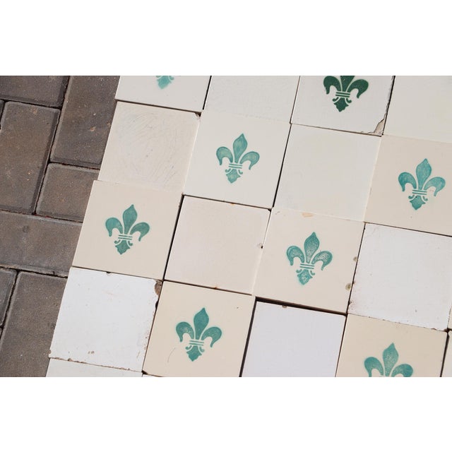 1900s Portuguese Large Antique Fleur-De-Lis & Plain White Tiles Set of 77 For Sale - Image 9 of 18