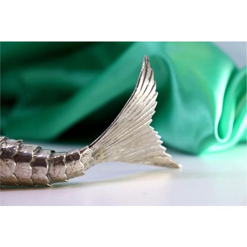 Metal Articulated Silver Fish with Reliefs and Applications For Sale - Image 7 of 11