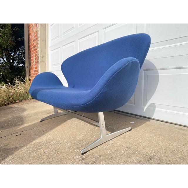 Arne Jacobsen 1970s Attributed to Arne Jacobsen Blue Swan Sofa for Fritz Hansen Vintage Original For Sale - Image 4 of 10