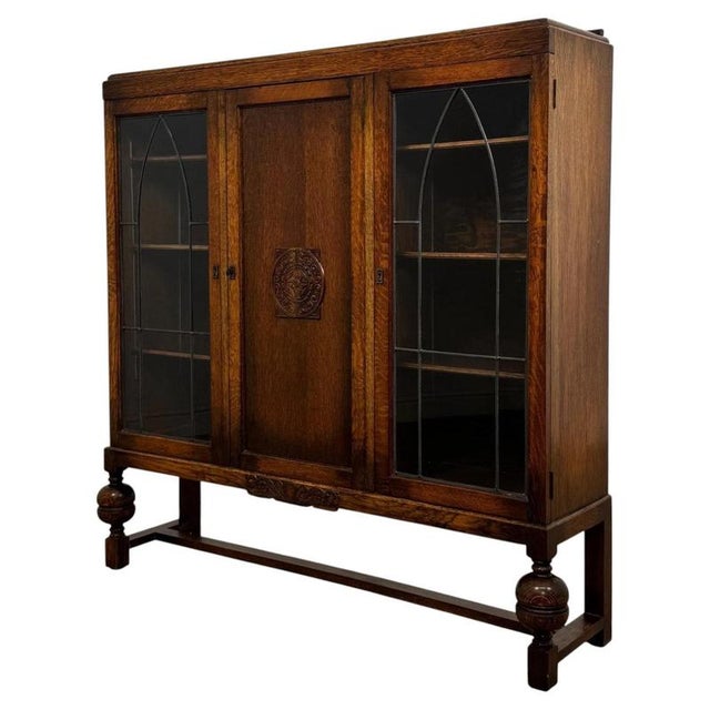 An impressive and finely crafted early 20th-century English Edwardian display cabinet, beautifully constructed in richly...