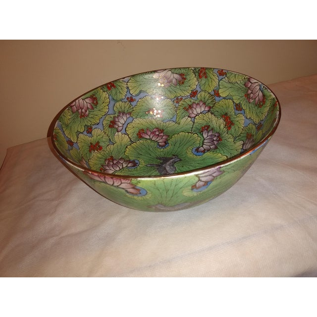 1980s 20th Century Chinoiserie Colorful Hand-Painted & Gilt Waterlily & Lotus Bowl For Sale - Image 5 of 6