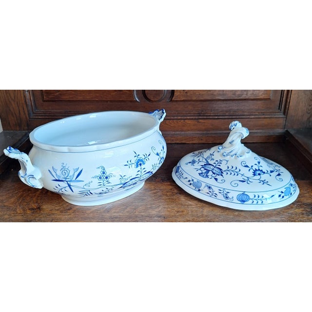 Vintage Oval Lidded Tureen with Onion Pattern by Meissen, 1970s For Sale - Image 3 of 7
