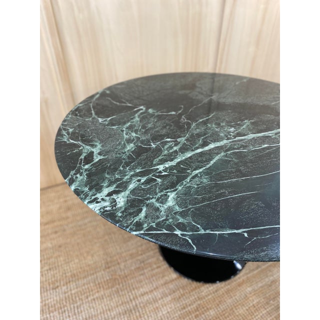 Eero Saarinen Round Tulip Table with Green Alpine Marble Top by Eero Saarinen for Knoll Inc. / Knoll International, 1980s For Sale - Image 4 of 10