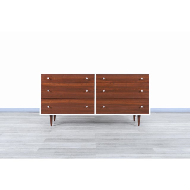 Mid-Century Walnut and Lacquered Dresser by Milo Baughman for Glenn of California, 1950s For Sale In Los Angeles - Image 6 of 9