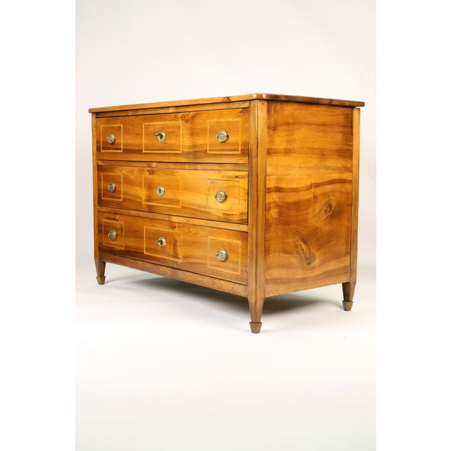 Beautiful original walnut chest of drawers with a simple top, below which are 3 drawers, 3-paneled with maple trim, box...