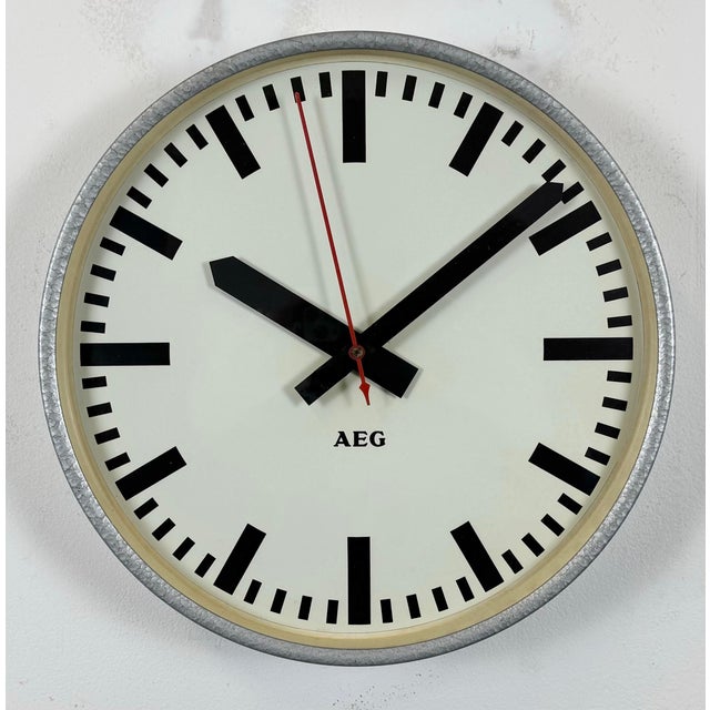 Metal Industrial German Grey Electric Station Wall Clock from Aeg, 1960s For Sale - Image 7 of 16