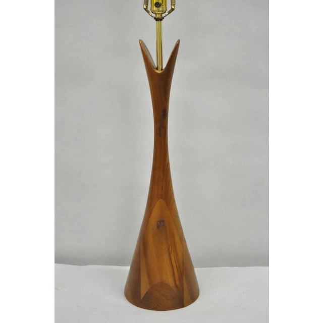 Mid-Century Modern Vintage Mid Century Modern Sculptural Walnut Table Lamp by Modernera MFG Co For Sale - Image 3 of 13