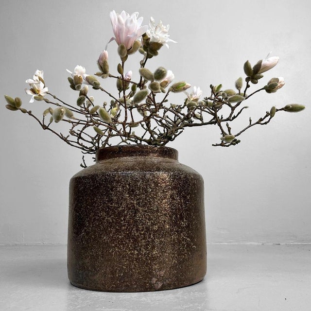 A magnificent Japanese Bizen Tsubo (壺) from the Meiji period (1868-1912), originally used for storing tea leaves....