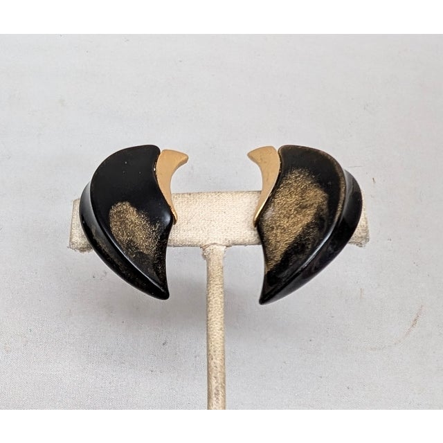 1970s Vintage Signed Kunio Matsumoto for Trifari Modernist Brown/Gold Resin Clip Earrings-2 Pieces For Sale - Image 5 of 7
