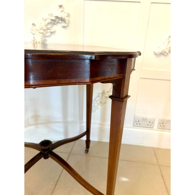 A refined Edwardian lamp or centre table of elegant form. The shaped top is beautifully figured and outlined with fine...