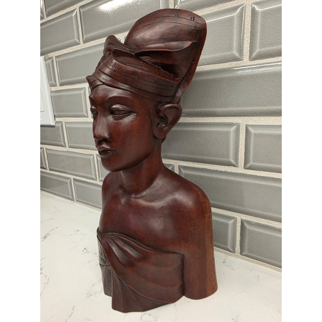 Realism Mid-Century Balinese Hardwood Nobleman Bust – Rare Klungkung Provenance For Sale - Image 3 of 10