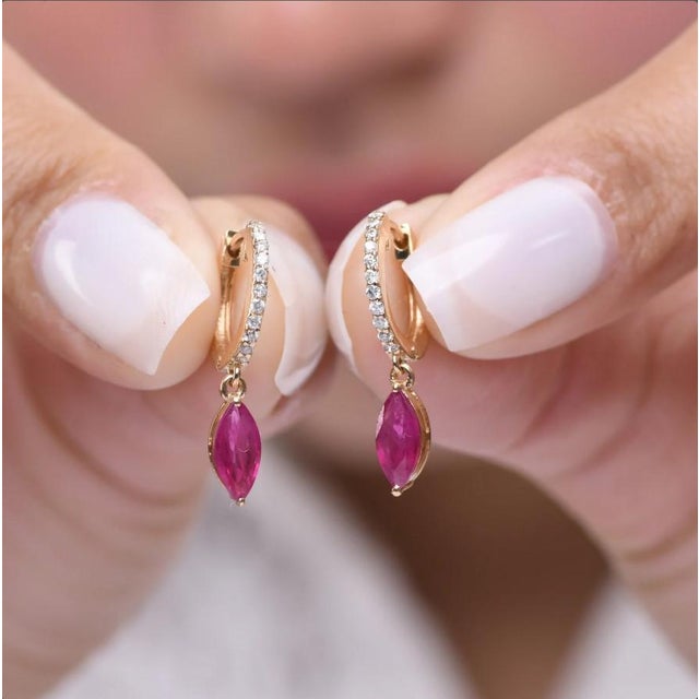 Contemporary 1.02 Cts Natural ruby earring in 18k gold For Sale - Image 3 of 18