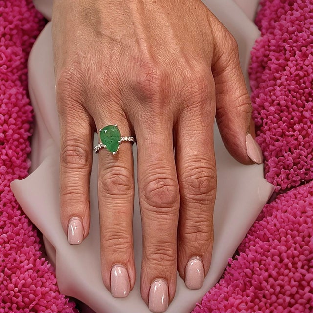 2010s Natural Emerald Diamond Ring 6.5 14k WG 4.62 TCW Certified For Sale - Image 5 of 18