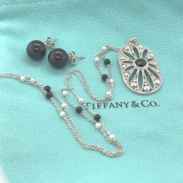 Tiffany & Co. Sterling Silver Pearl and Black Onyx Necklace and Earrings Set 12.92g For Sale - Image 9 of 13