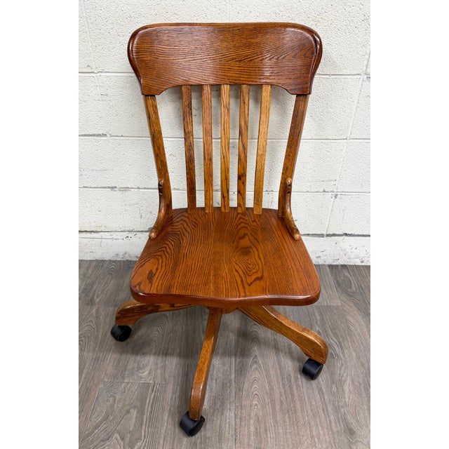 This is an absolutely gorgeous vintage, possibly antique, tiger oak adjustable swivel desk banker, lawyer, jury chair or...
