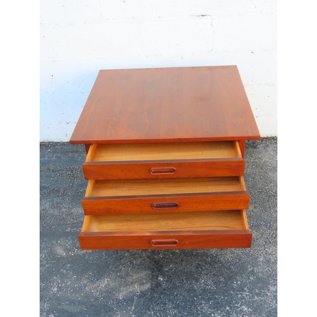 Danish Modern Nightstand Side End Bedside Table 6377 For Sale - Image 9 of 18