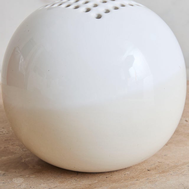 Laboratorio Pesaro Italian White Ceramic Orb Vase by Franco Bucci for Laboratorio Pesaro, 1960s For Sale - Image 4 of 7
