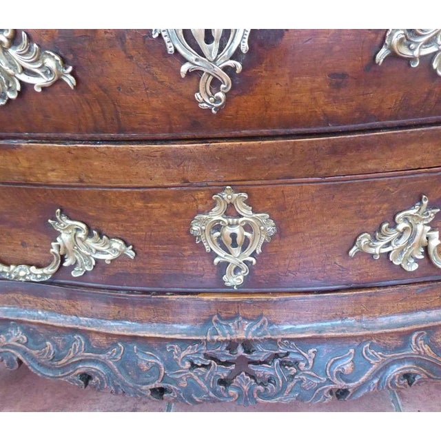Antique Early 18th Century Walnut Bombé Chest of Drawers, 1730 For Sale - Image 13 of 18