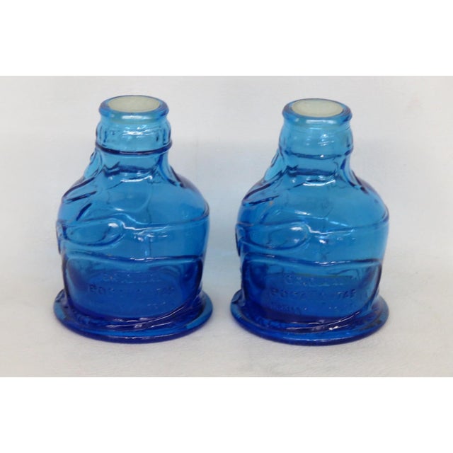 1970s Wheaton Nj Pocahontas Indian Herbs 2pc Pair Blue Glass Salt Pepper Shakers 4926b For Sale - Image 5 of 16