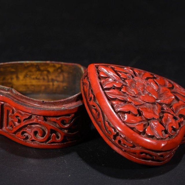 1960s Vintage Chinese Carved Cinnabar Lacquer Jewelry Box With Floral Motif For Sale - Image 5 of 9