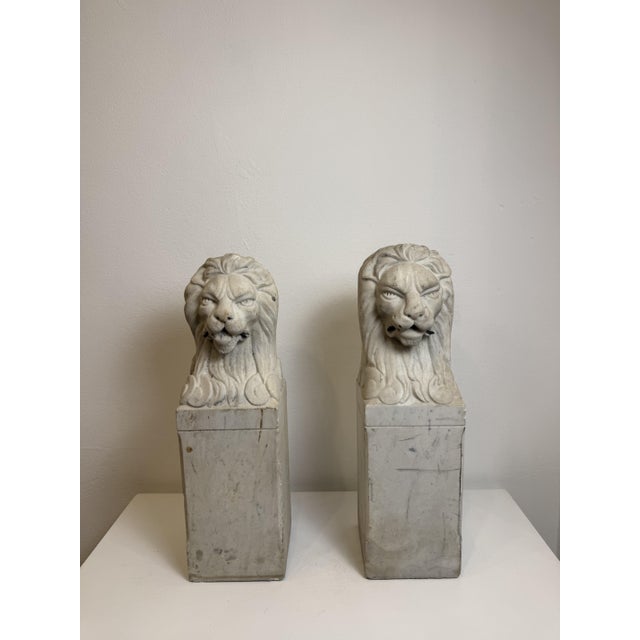 Florentine Lions in White Carrara Marble, Late 19th Century, Set of 2 For Sale - Image 5 of 13