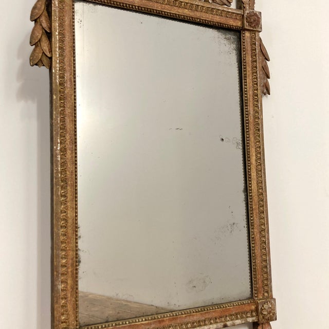 French 1790s Louis XVI Giltwood Wall Mirror with Carved Gardening Crest For Sale - Image 4 of 12