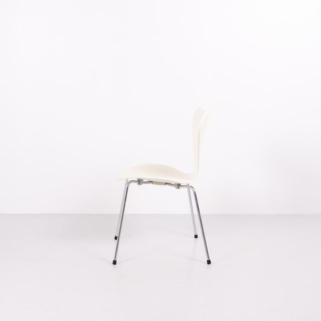 Fritz Hansen Series 7 Chairs in White Lacquered Veneer with Chrome Frame by Arne Jacobsen for Fritz Hansen, 1988, Set of 6 For Sale - Image 4 of 13