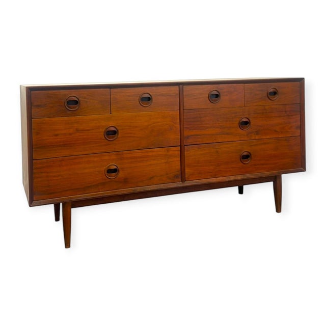 1970s Vintage Mid Century Modern Style 8-Drawer Walnut Dresser Credenza. For Sale - Image 5 of 9