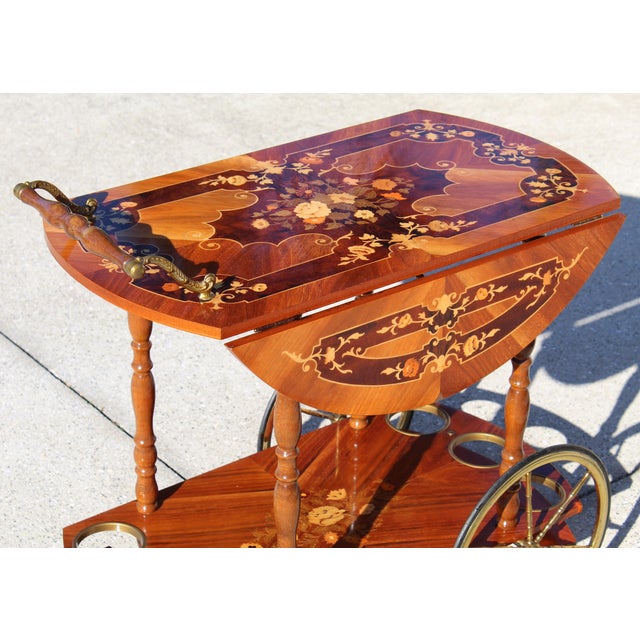 Italian Tea Cart - Mid-Century Sorrento-Style Marquetry Inlaid Wood & Brass Rolling Bar Cart - Made in Italy For Sale - Image 10 of 18