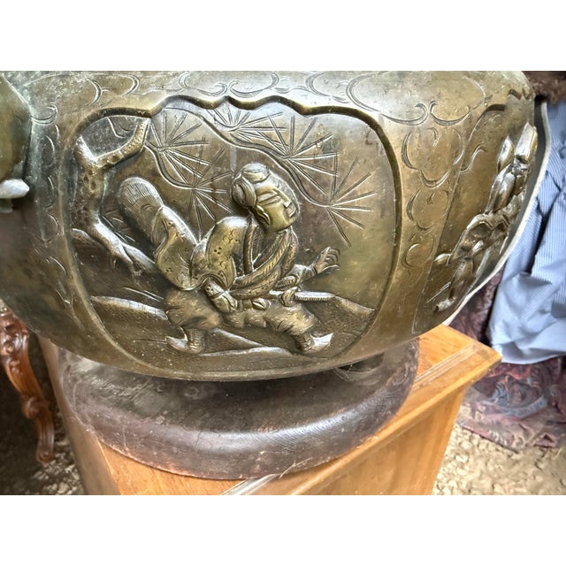 Early 20th Century Japanese Cast Bronze Jardinière With Raised Samurai Warrior and Natural Scenes For Sale In Portland, OR - Image 6 of 9
