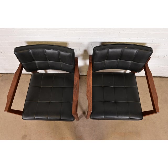 1960s Jens Risom Style Mid-Century Modern Sculpted Walnut Lounge Chairs, Pair For Sale - Image 5 of 12