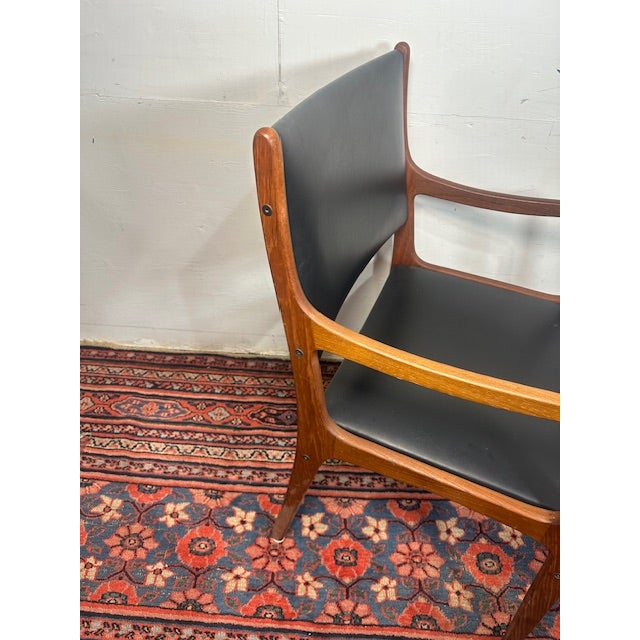 Step into a moment of timeless elegance with this Mid Century Modern Arm Chair, where clean lines meet understated luxury....