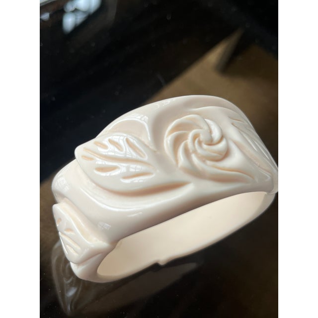 1960s 1960s Vintage Carved Ivory-tone Bakelite Style Bangle Bracelet For Sale - Image 5 of 9