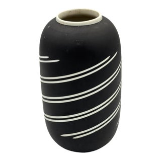 Vintage MCM Wedgwood Black Jasperware White Lines Symmetry 6.25 Inch Vase For Sale
