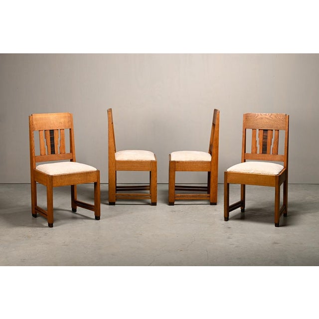 1930s Dutch Art Deco Amsterdam School Dining Chairs in Oak and Light Fabric, 1930s, Set of 4 For Sale - Image 5 of 16
