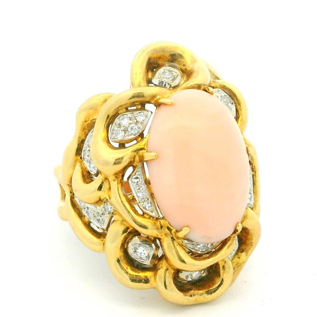 1960s Estate Italian Angel Skin Coral and Diamond Ring in 18K Yellow Gold, Size 9 For Sale - Image 5 of 15