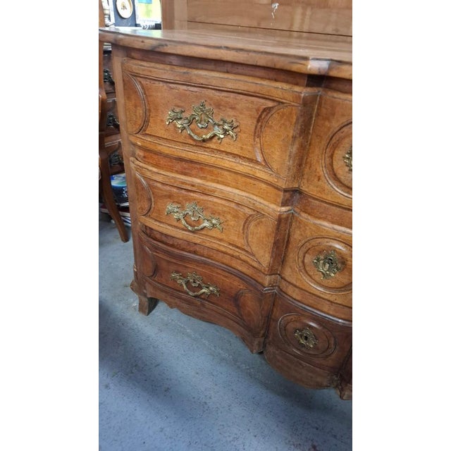 18th-century walnut chest of drawers with three drawers. It is very solid and of excellent quality. It would just need a...