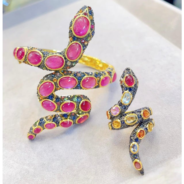 Gemstone Bochic “Orient” Vintage Serpent Fancy Sapphire & Ruby Bangle - 18K Gold & Silver For Sale - Image 7 of 14