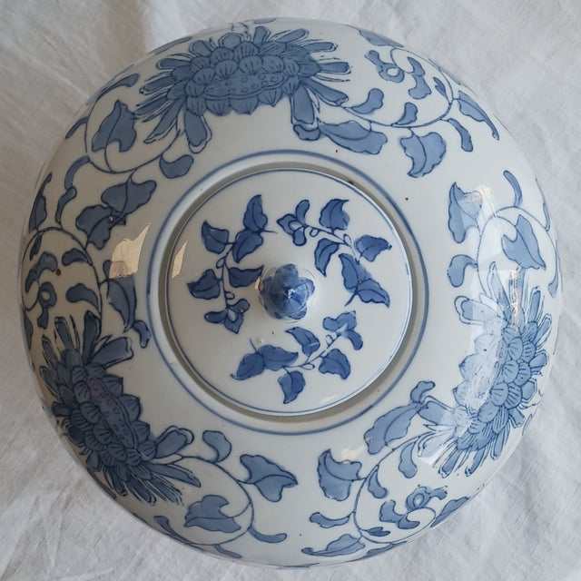 20th Century Chinoiserie Blue & White Porcelain Lidded Ginger Jar For Sale - Image 4 of 7