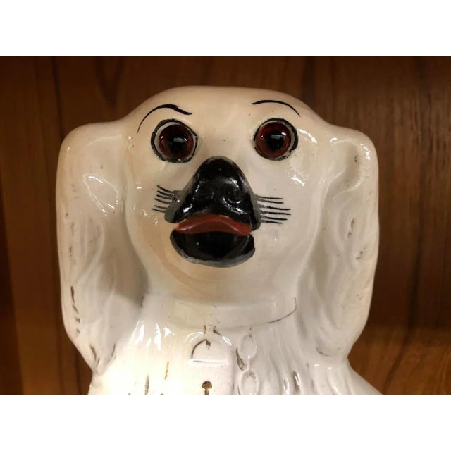 Staffordshire Pair of Early 20th Century White Staffordshire Porcelain Spaniel Dog Figurines With Glass Eyes For Sale - Image 4 of 10