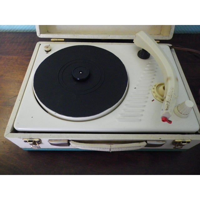 Mid-Century Modern Vintage Melodyne Portable Record Player, 1960s For Sale - Image 3 of 12