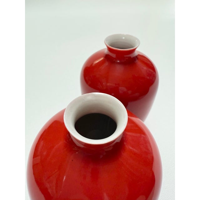 1990s Chinese Middle Kingdom Bo Jia Glossy Red Porcelain Bud Vases - A Pair For Sale In Chicago - Image 6 of 9