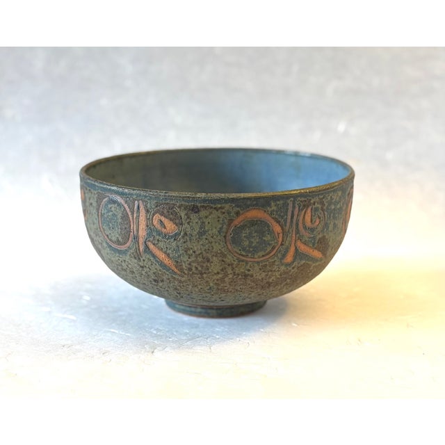 Mid-Century Modern A Beautiful Hand-Made Stoneware Art Pottery Bowl by Gerry Williams For Sale - Image 3 of 11