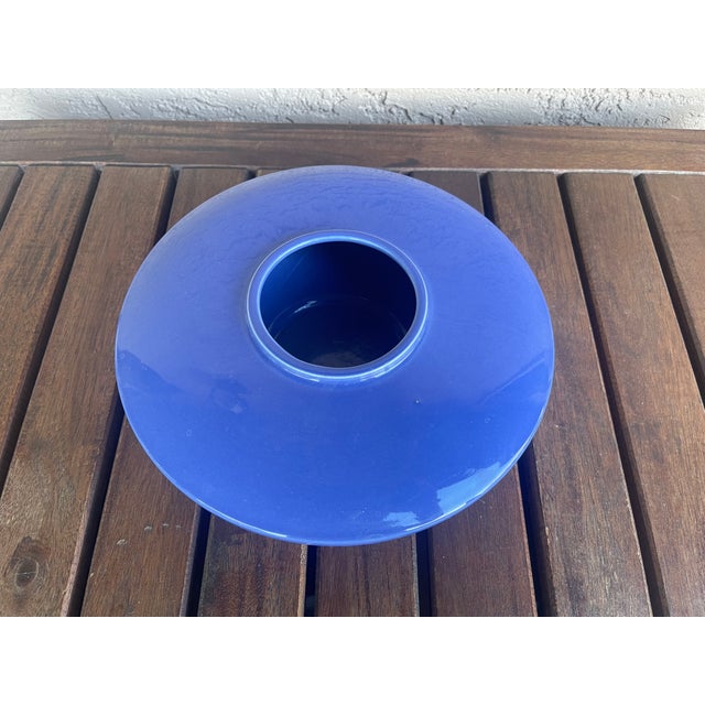 Mid Century 1970's Cobalt Blue Glossy Ceramic Flying Saucer Ikebana Vase - Rare For Sale In Santa Fe - Image 6 of 7