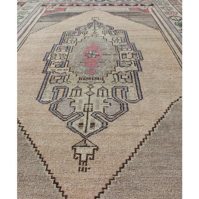 Textile Vintage Turkish Oushak Rug in Soft Beige, Faded Rose, and Muted Lavender 5'0 X 8'8 For Sale - Image 7 of 10