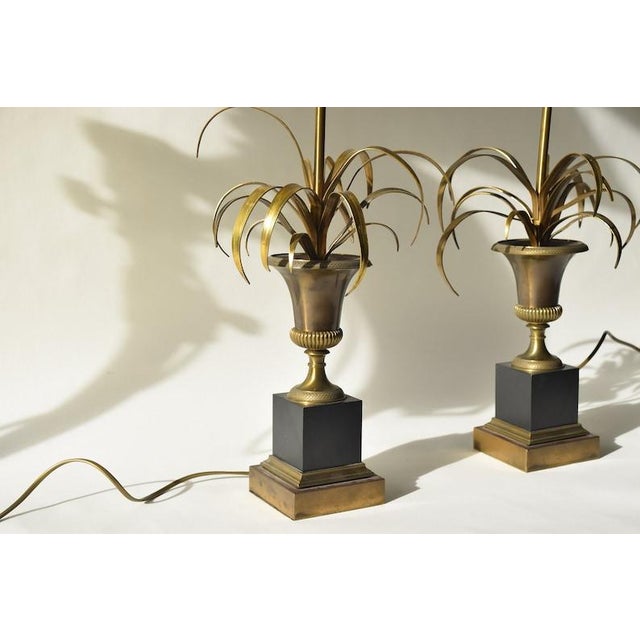 1950s Vintage Maison Charles Brass Palm Table Lamps, French Mid-Century Hollywood Regency Pair, "Vase Roseaux" Design, 1950s For Sale - Image 5 of 10
