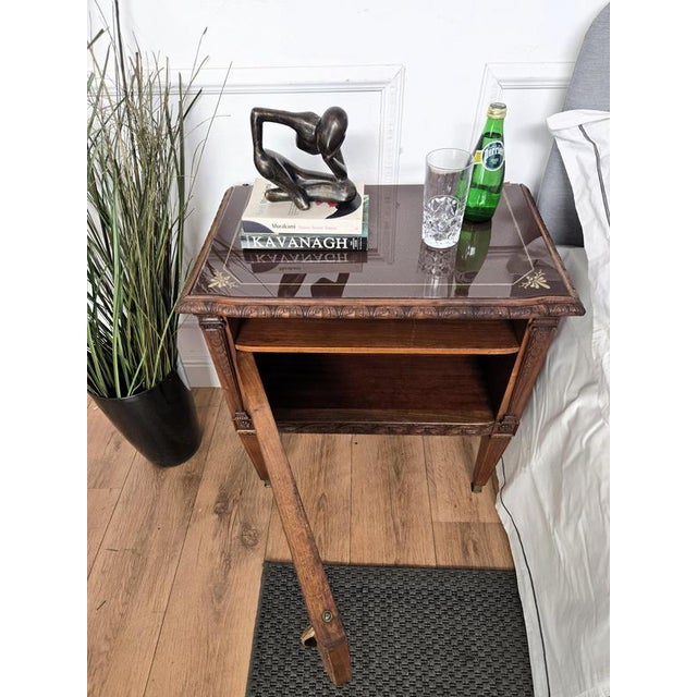 Mid-Century Italian Art Deco Style Nightstands in Walnut with Glass Tops, 1950s, Set of 2 For Sale - Image 4 of 12
