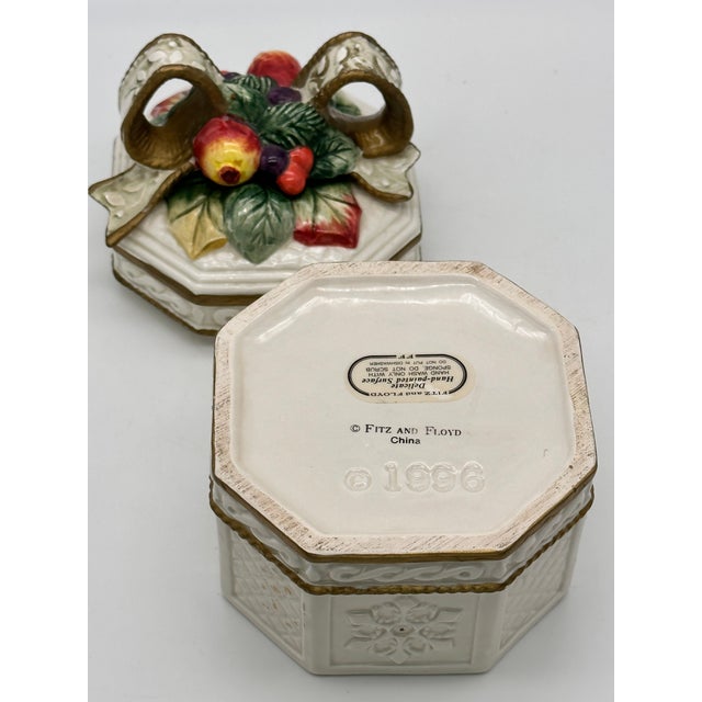 1990s Vintage Trompe L’Oeil Fitz & Floyd "Snowy Winter" Christmas Present Box For Sale - Image 5 of 6