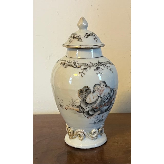 18th Century Antique 18th Century Qianlong Chinese Export Porcelain Tea Caddy Urn Decorated en Grisaille With Courting Couples For Sale - Image 5 of 12